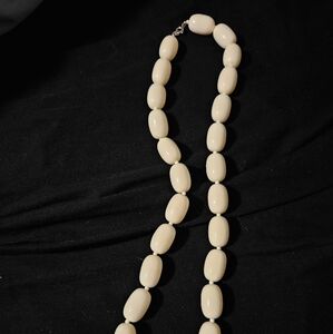 Vintage Creamy Ivory Beaded Necklace 20 Inch Chunky Oval Beads With Spring Clasp